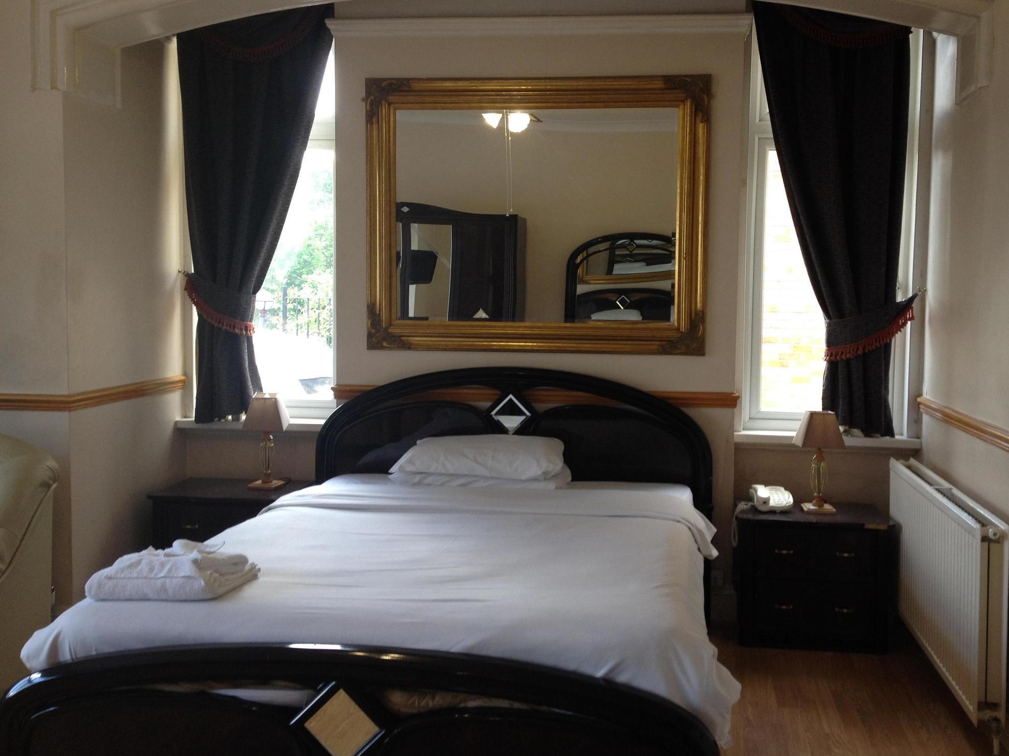 Skyways Hotel Слау Екстериор снимка