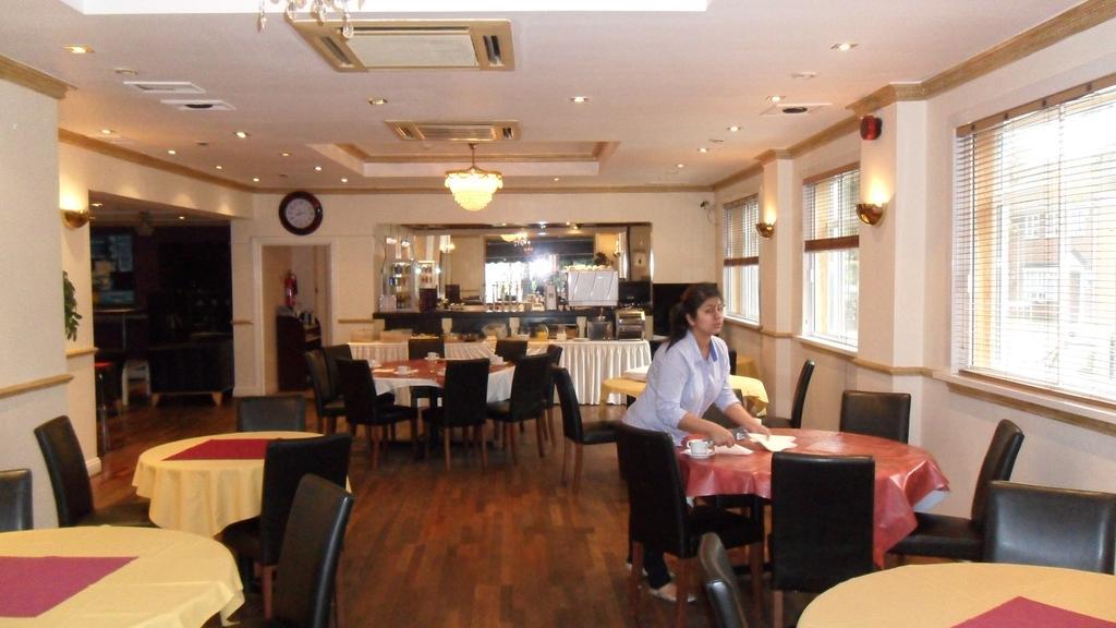 Skyways Hotel Слау Екстериор снимка
