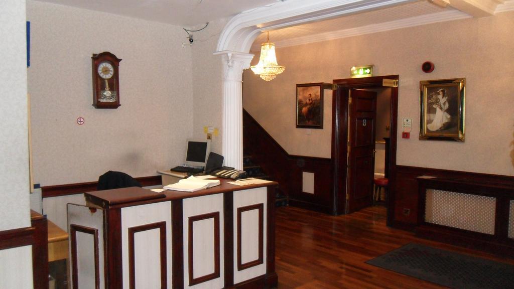 Skyways Hotel Слау Екстериор снимка