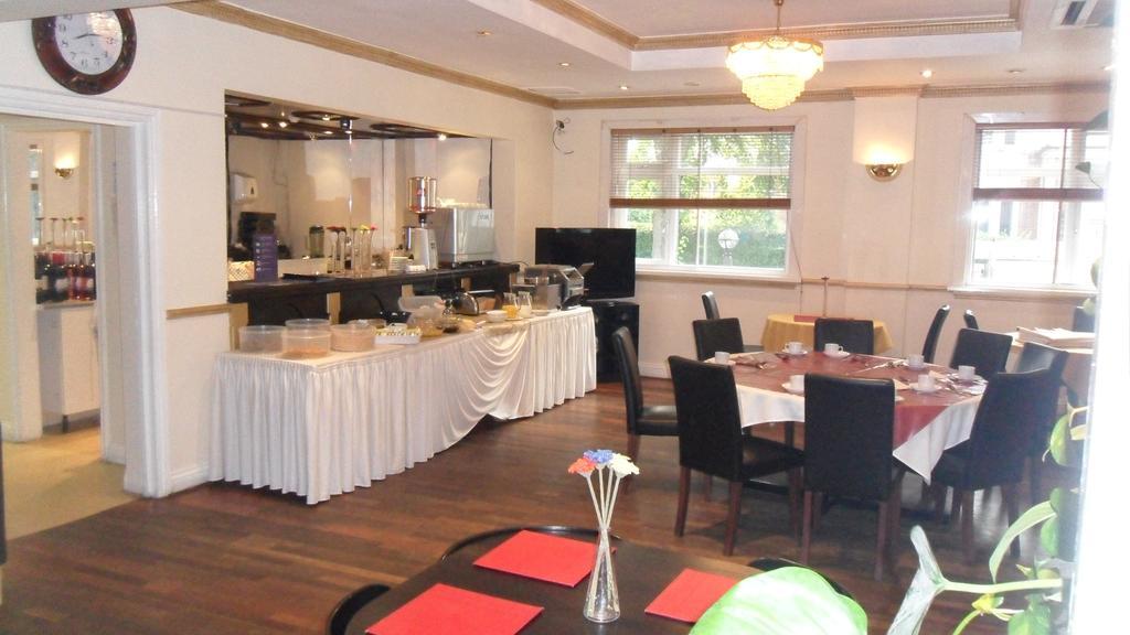 Skyways Hotel Слау Екстериор снимка