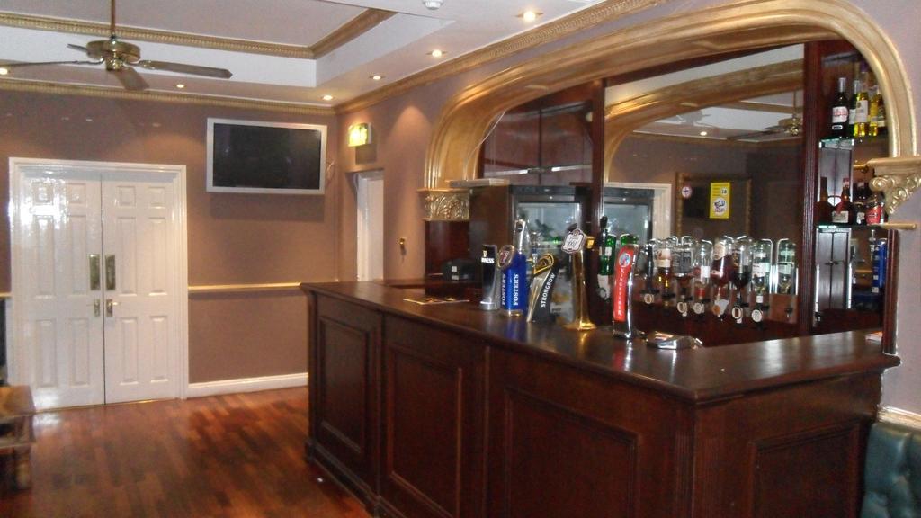 Skyways Hotel Слау Екстериор снимка